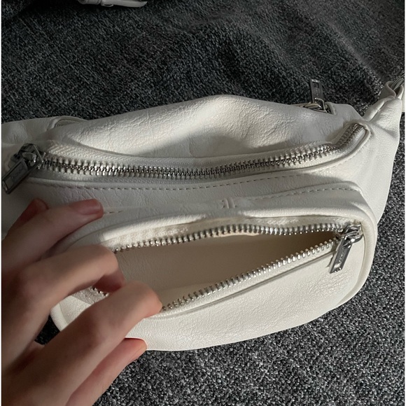 Brandy Melville Fanny Pack - Picture 3 of 4